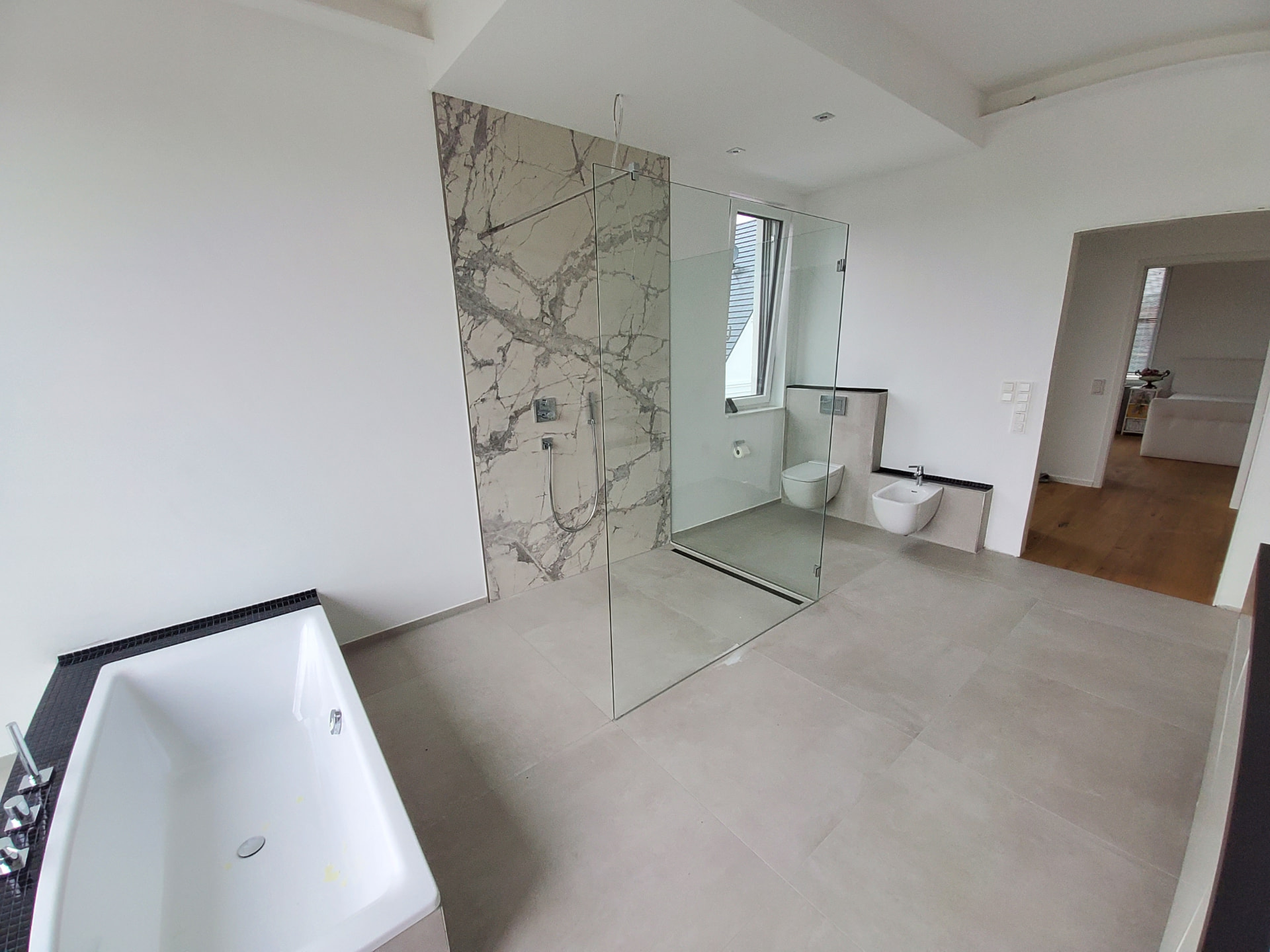 Bodengleiche Walk-In-Dusche mit Marmoroptik