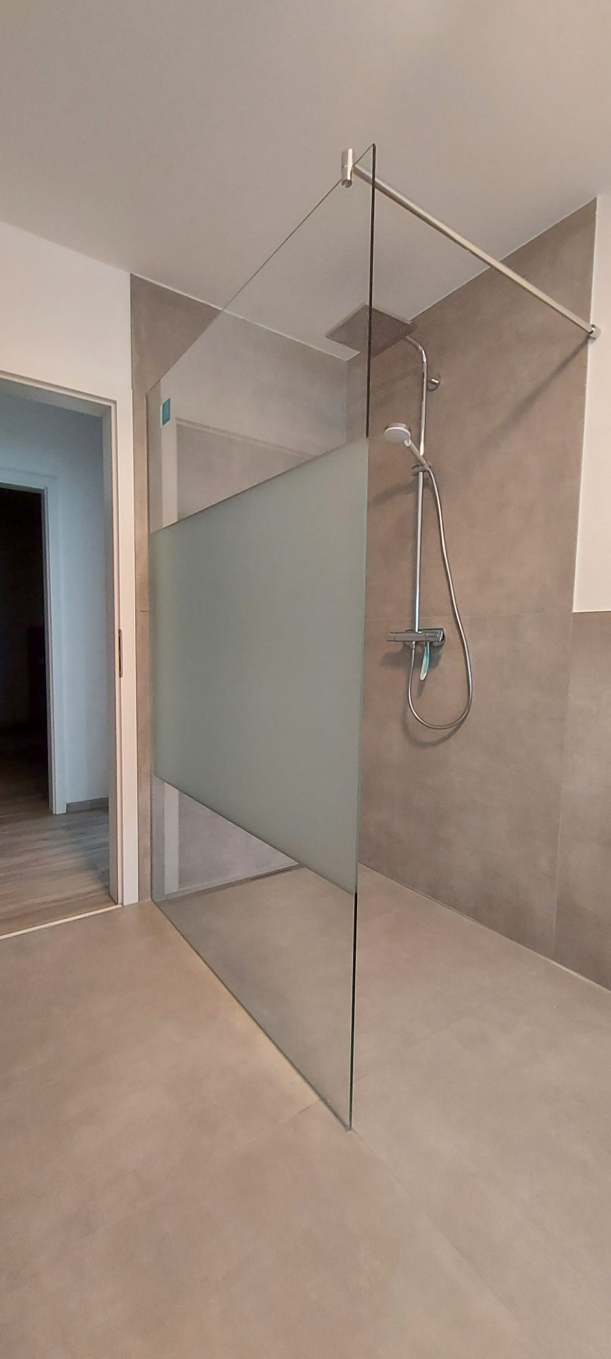 Walk-In mit Sandstrahlung als Sichtschutz